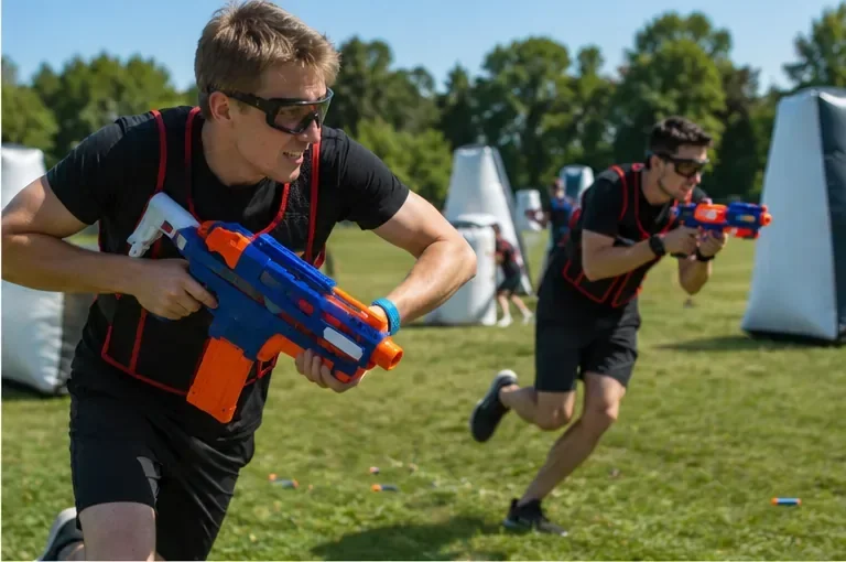 Combat Zone: Team-Taktik mit Schaumstoff-Blastern im Parcours mit Deckung.