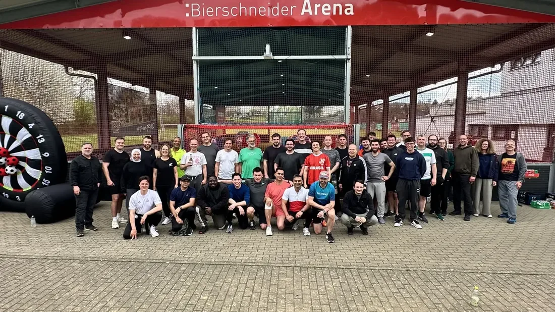 Firmen-Cup: Team gegen Team in wechselnden Disziplinen: moderiert, mit Siegerehrung.