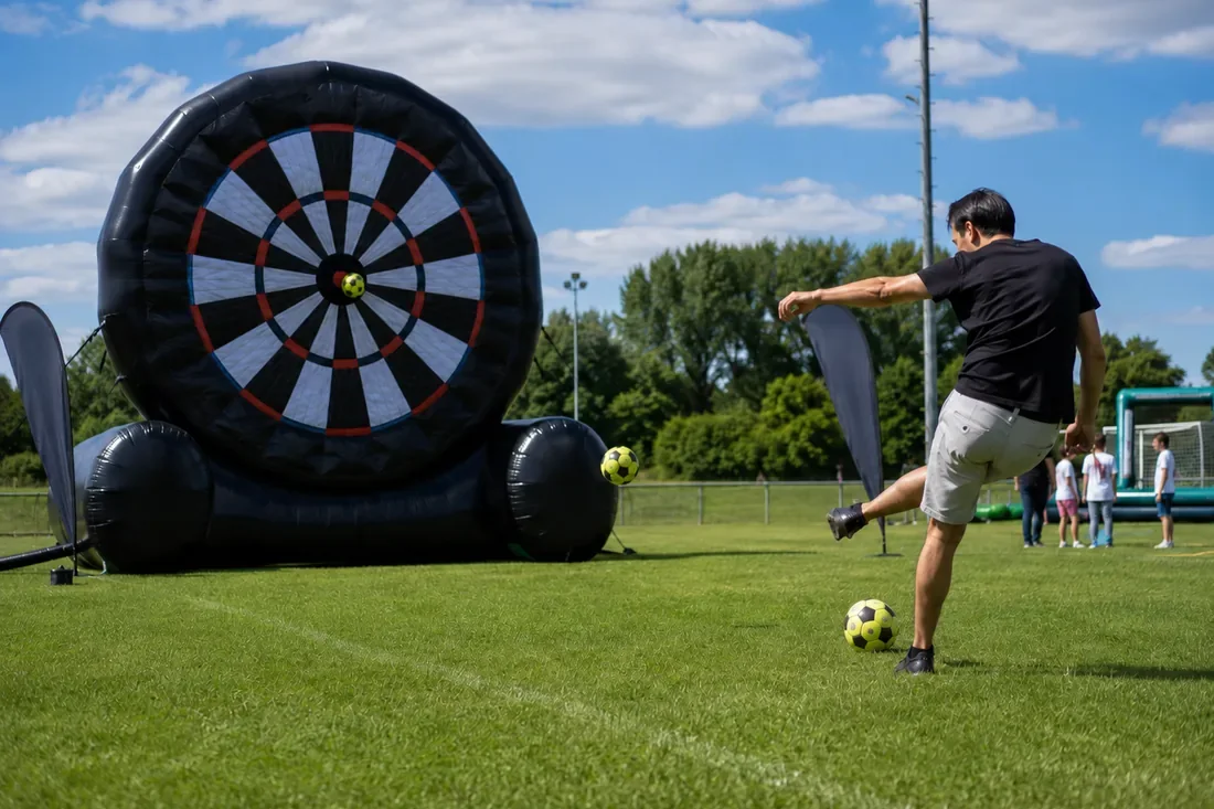 XXL Soccer Darts: Riesen-Dartscheibe, gespielt mit dem Fußball: präzise und schnell erklärt.