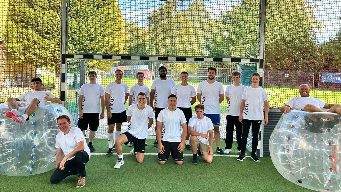 Firmenteam beim Action-Event, Eventleiter betreut die Gruppe
