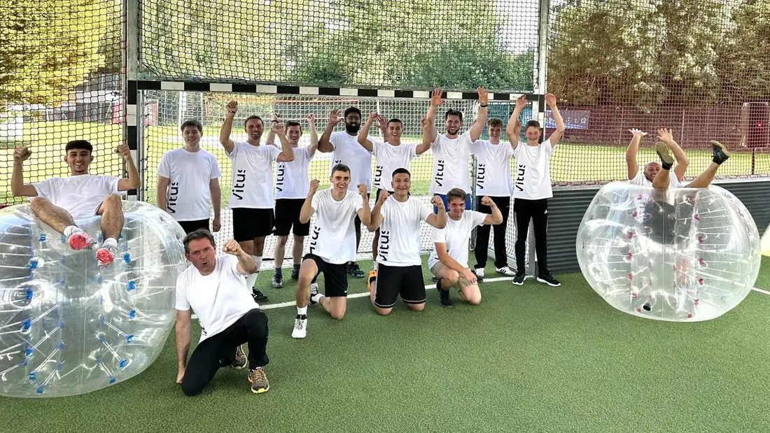 Firmengruppe beim Bubble Soccer, betreut von einem Eventleiter