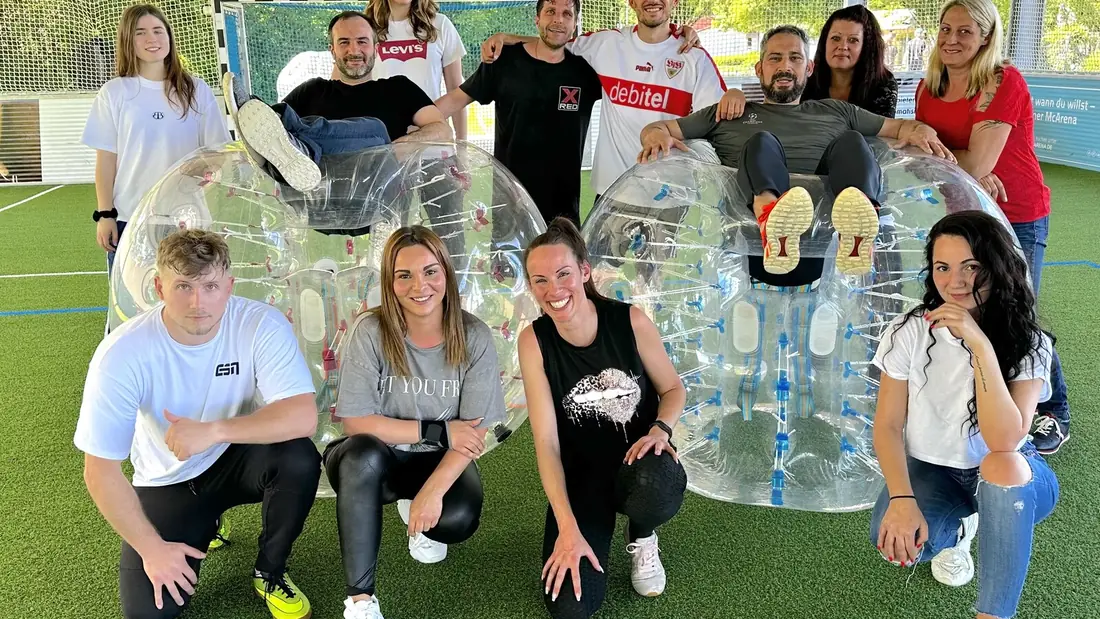 Firmengruppe beim Bubble Soccer, betreut von einem Eventleiter