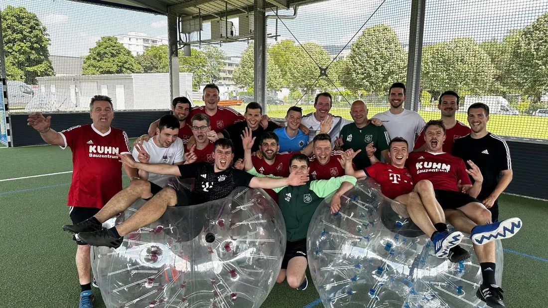 Firmengruppe beim Bubble Soccer, betreut von einem Eventleiter