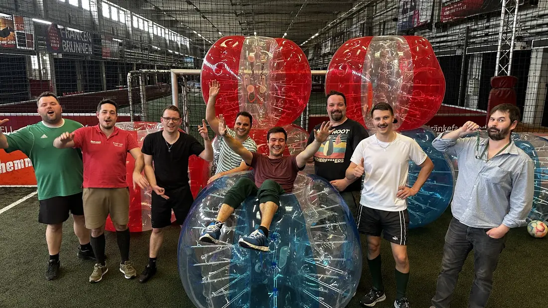 Firmengruppe beim Bubble Soccer, betreut von einem Eventleiter