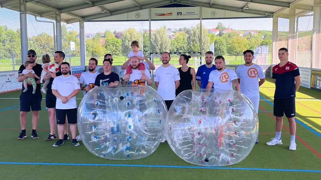 Firmengruppe beim Bubble Soccer, betreut von einem Eventleiter
