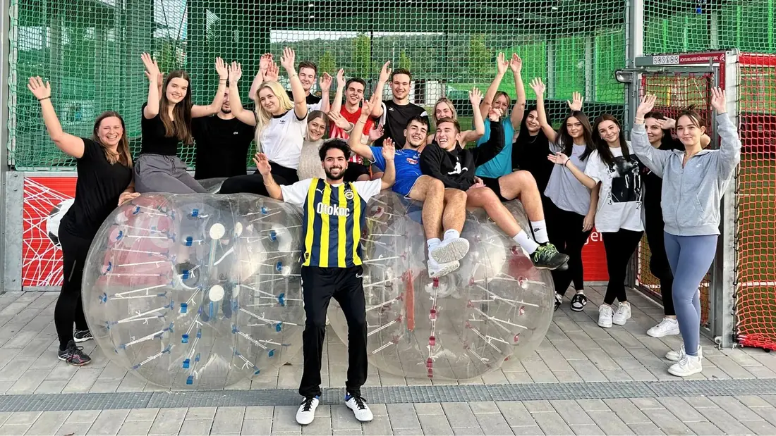Firmengruppe beim Bubble Soccer, betreut von einem Eventleiter