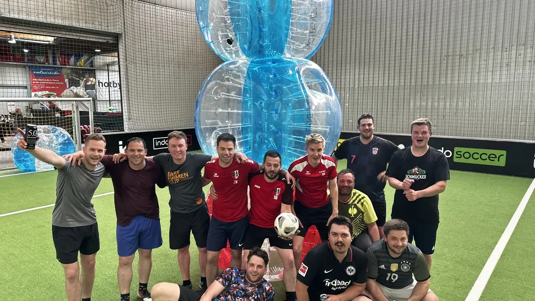 Firmengruppe beim Bubble Soccer, betreut von einem Eventleiter