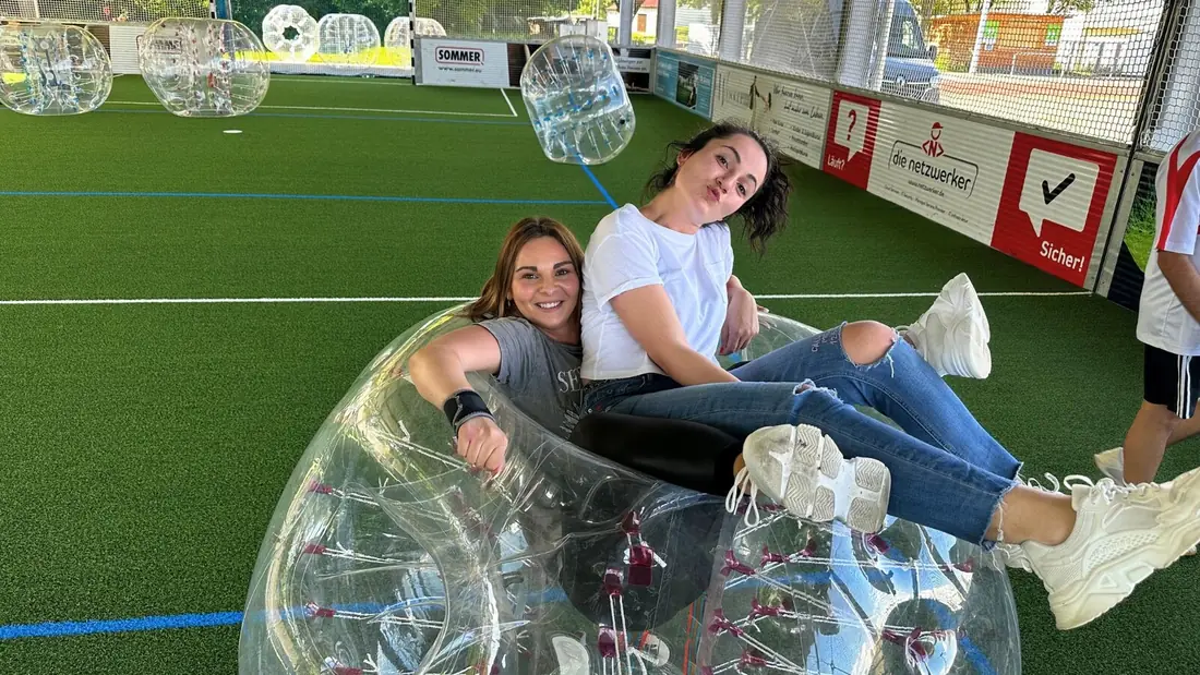 Firmengruppe beim Bubble Soccer, betreut von einem Eventleiter