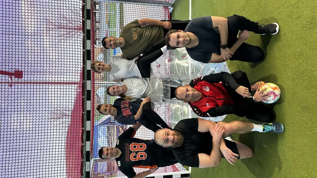 Firmengruppe beim Bubble Soccer, betreut von einem Eventleiter